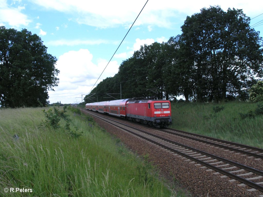 112 183-9 schiebt bei Jacobsdorf(Mark) den RE38074 Brandenburg HBF .29.05.09
