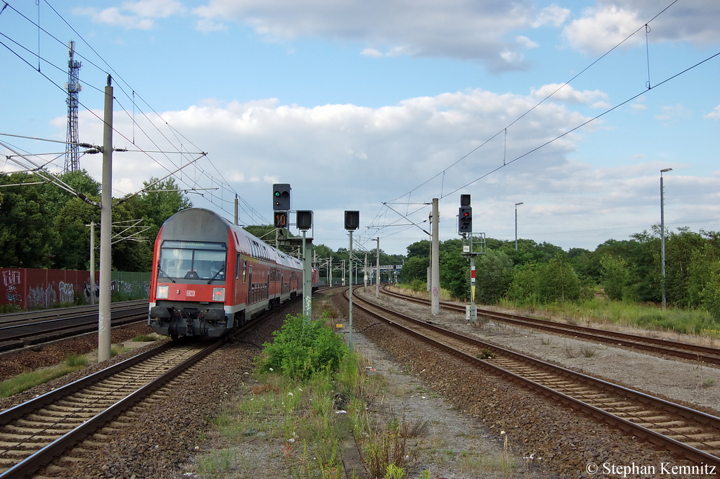 112 184-7 verlsst gerade mit einer RE2  Ersatzgarnitur  als (RE 37387) von Rathenow nach Knigs Wusterhausen den Rathenower Bahnhof. Dieser DABbuzfa 760 Steuerwagen besitzt einen Digitalen Zugzielanzeiger. 14.07.2011