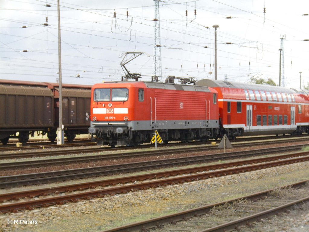 112 185-4 schiebt dne RE1 wieder zurck in den Bahnhof. 21.04.10