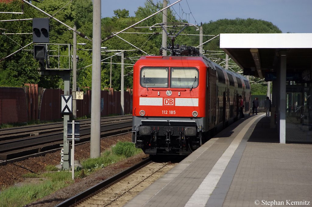 112 185 mit dem RE2 (RE 37385) nach Knigs Wusterhausen in Rathenow. Wegen Beeintrchtigung durch Vandalismus im Bereich Berlin Ostkreuz wird dieser Zug ab Berlin Spandau ber Berlin Jungfernheide, Berlin Gesundbrunnen, Berlin-Lichtenberg nach Knigs Wusterhausen umgeleitet. 23.05.2011