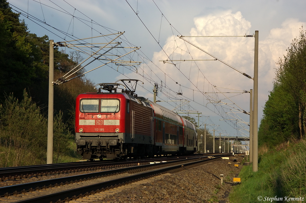 112 185 mit dem RE4 (RE 37336) von Ludwigsfelde nach Rathenow bei der Ausfahrt in Nennhausen. 01.05.2012