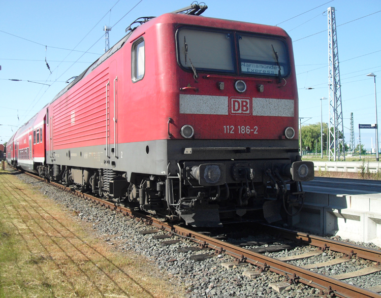 112 186-2 wartet mit RE 38591(Warnemnde-Express) von Warnemnde Richtung Berlin Hbf(tief) auf die Ausfahrt um 18.00 Uhr im Bahnhof Warnemnde.(26.06.10)