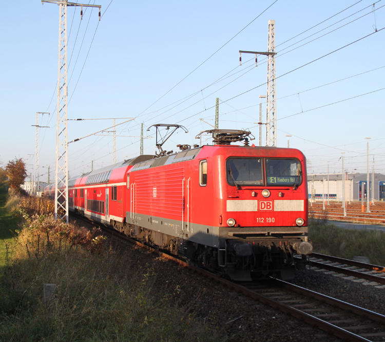 112 190-4 mit RE4312 von Rostock Hbf nach Hamburg Hbf kurz nach der Ausfahrt im Rostocker Hbf.01.11.2011