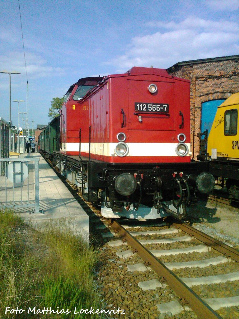 112 565-7 (202 565-8) und am anderen ende Hngt die 91 134 beim Bahnhofsfest Putbus am 18.5.+19.5.12 / Hier steht der Zug abfahrbereit im Bahnhof Bergen auf Rgen am 19.5.12