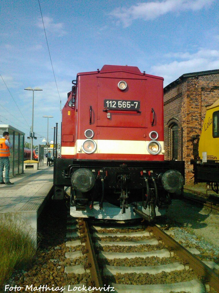 112 565-7 (202 565-8) und am anderen ende Hngt die 91 134 beim Bahnhofsfest Putbus am 18.5.+19.5.12 / Hier steht der Zug abfahrbereit im Bahnhof Bergen auf Rgen am 19.5.12