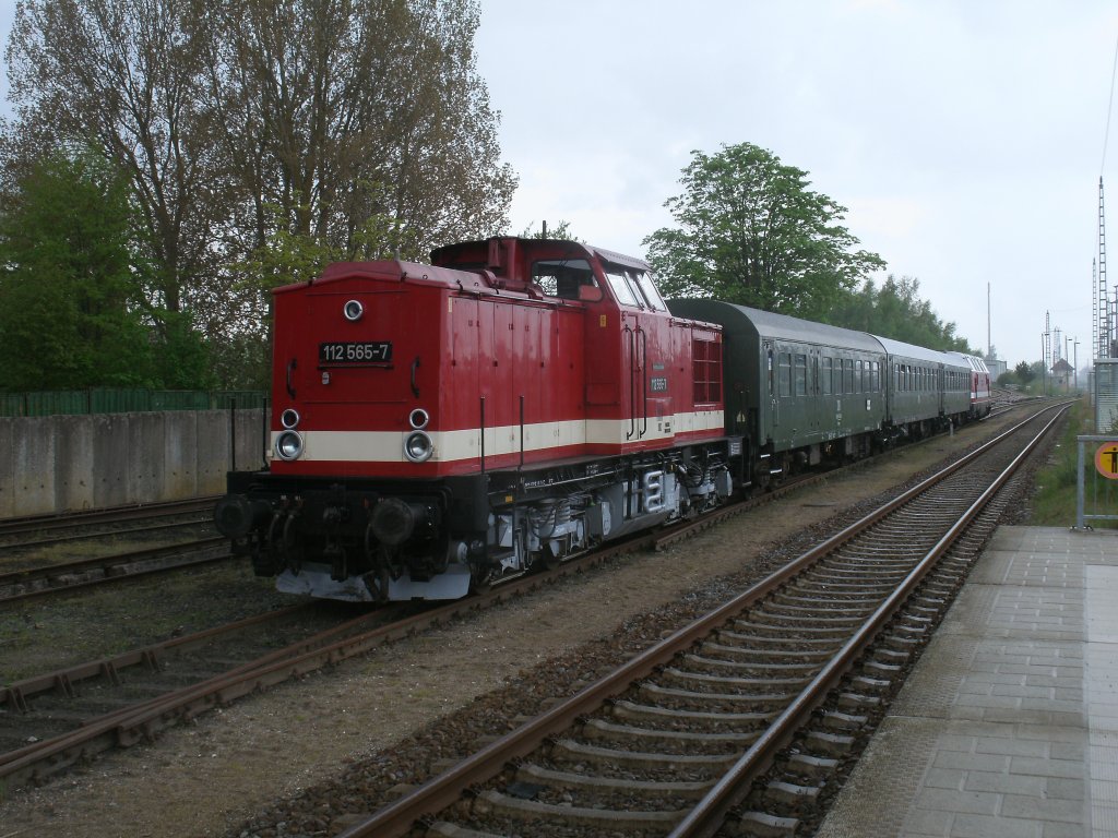 112 565-7 brauchte zum Zeitpunkt meiner Aufnahme,am 12.Mai 2013,noch nicht auf die Strecke nach Lauterbach Mole,so stand die Lok zusammen mit der 118 770-7 in Bergen/Rgen.