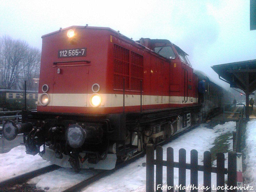 112 565-7 (DB 202 565-8) steht am 15.1.11 im Bahnhof Putbus als Sonderzug auf Die Insel Usedom bereit. 