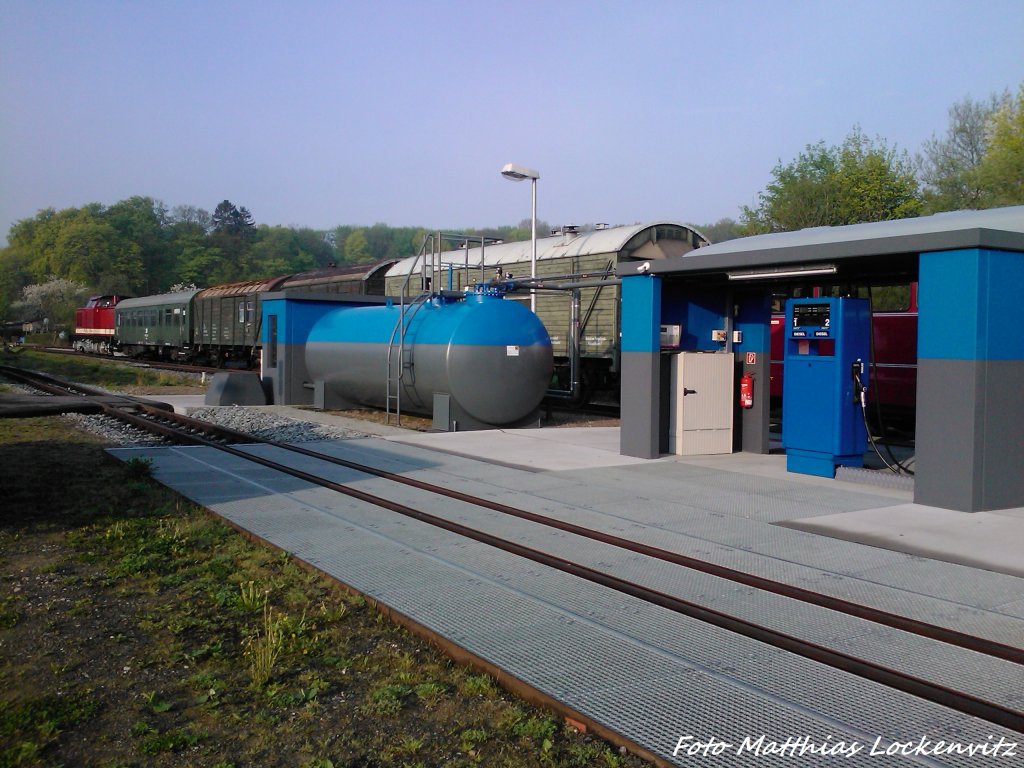 112 565-7 (DB 202 565-8) mit Bghw wagen und Die Loktankstelle am Morgen des 10.5.13 in Putbus