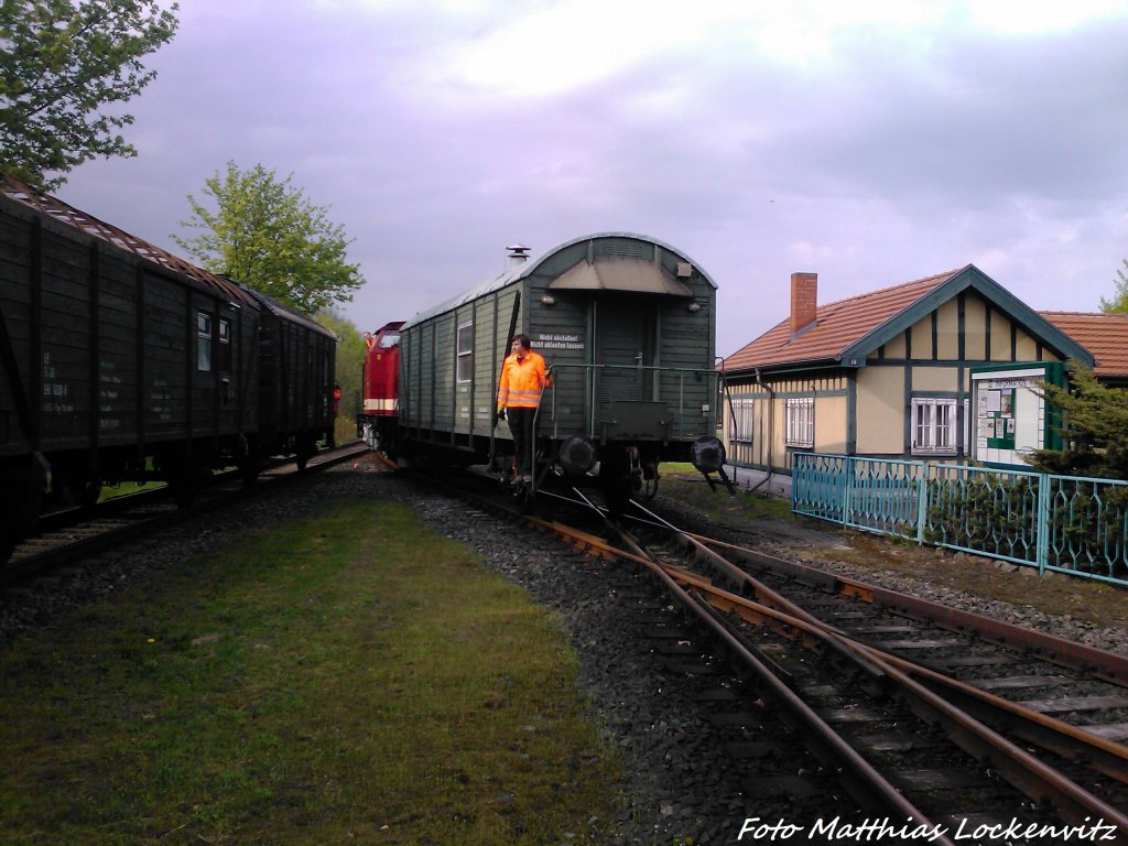 112 565-7 (DB 202 565-8) beim rangieren im Bahnhof Putbus am 10.5.13