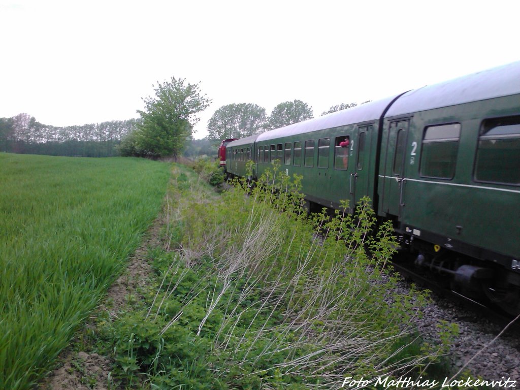 112 565-7 (DB 202 565-8) mit dem Zug und Schlusslok MTEG 118 770-7 unterwegs nach Bergen auf Rgen / Hier zwischen Lauterbahc (Rgen) & Putbus am 11.5.13