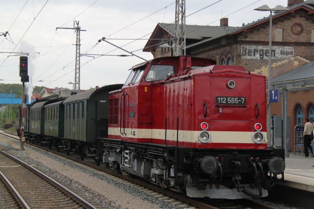 112 565-7 mit historischen Sonderzug von Putbus nach Bergen auf Rgen hier kurz nach der Ankunft.19.05.2012