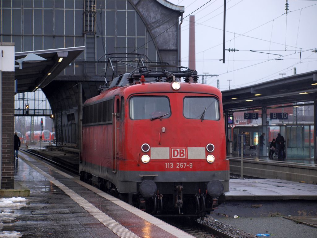 113 267-9 noch einmal aus einer anderen Position. Bremen Hbf 11.12