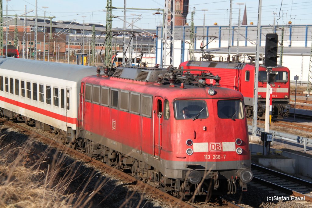 113 268-7 mit IC 2409 Rostock-Hamburg bei der Ausfahrt im Rostocker Hbf.26.02.2012