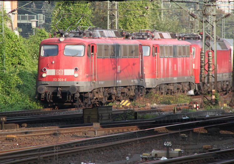 113 309-9 mit einen langen Pbz bei der Durchfahrt im Hamburger Hbf.03.09.2011