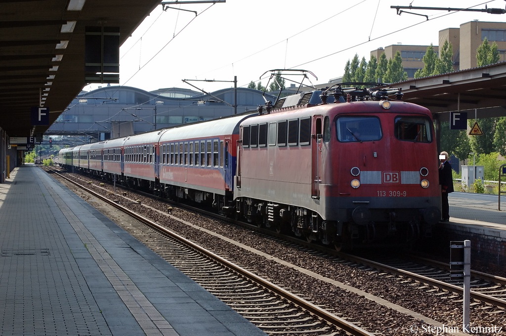 113 309-9 steht nach dem umsetzen am DZ 2681  BahnTouristikExpress Norwegian Cruise Line  und wartet im Potsdamer Hbf auf die Abfahrt nach Warnemnde. 11.07.2011