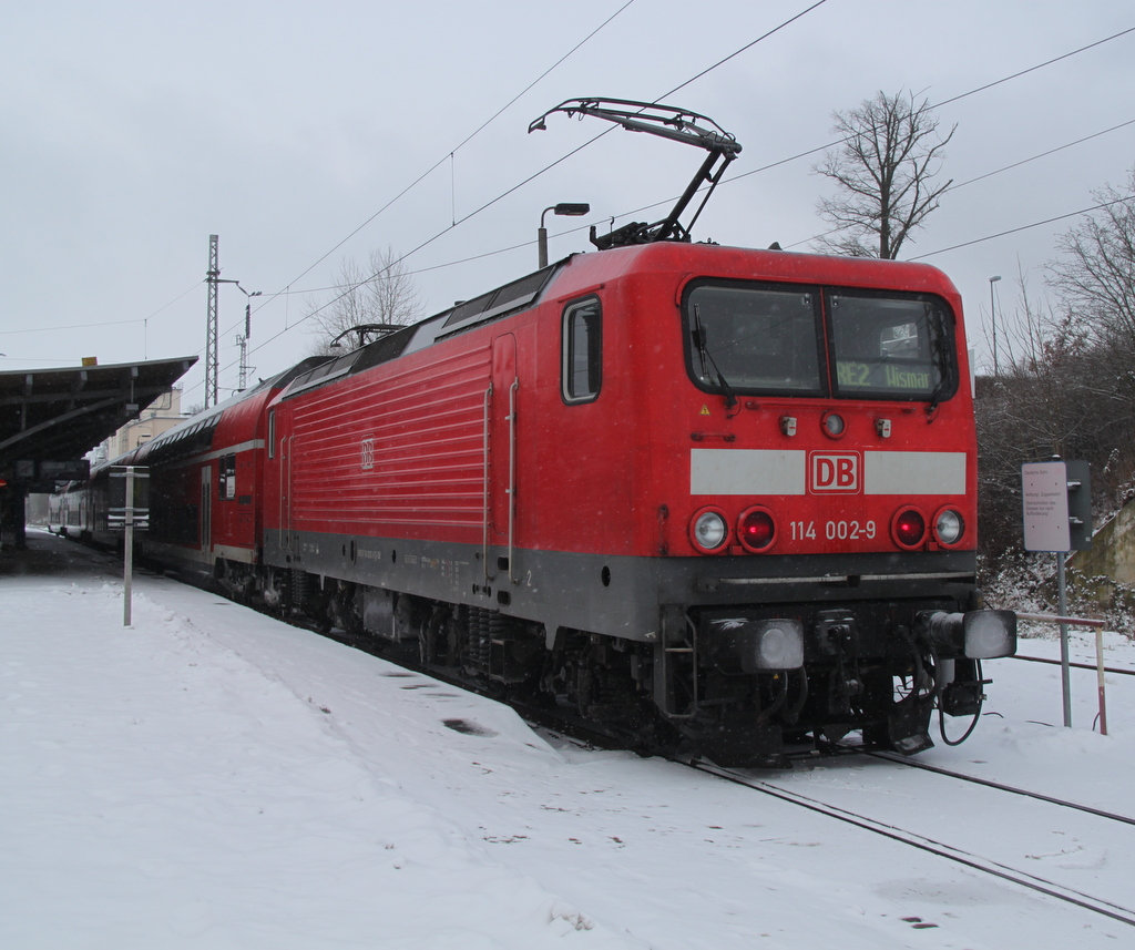 114 002-9 mit RE 37366 von Wismar nach Cottbus kurz vor der Ausfahrt im Bahnhof Bad Kleinen in der Anzeige stand noch RE 2 Wismar drin.09.02.2013