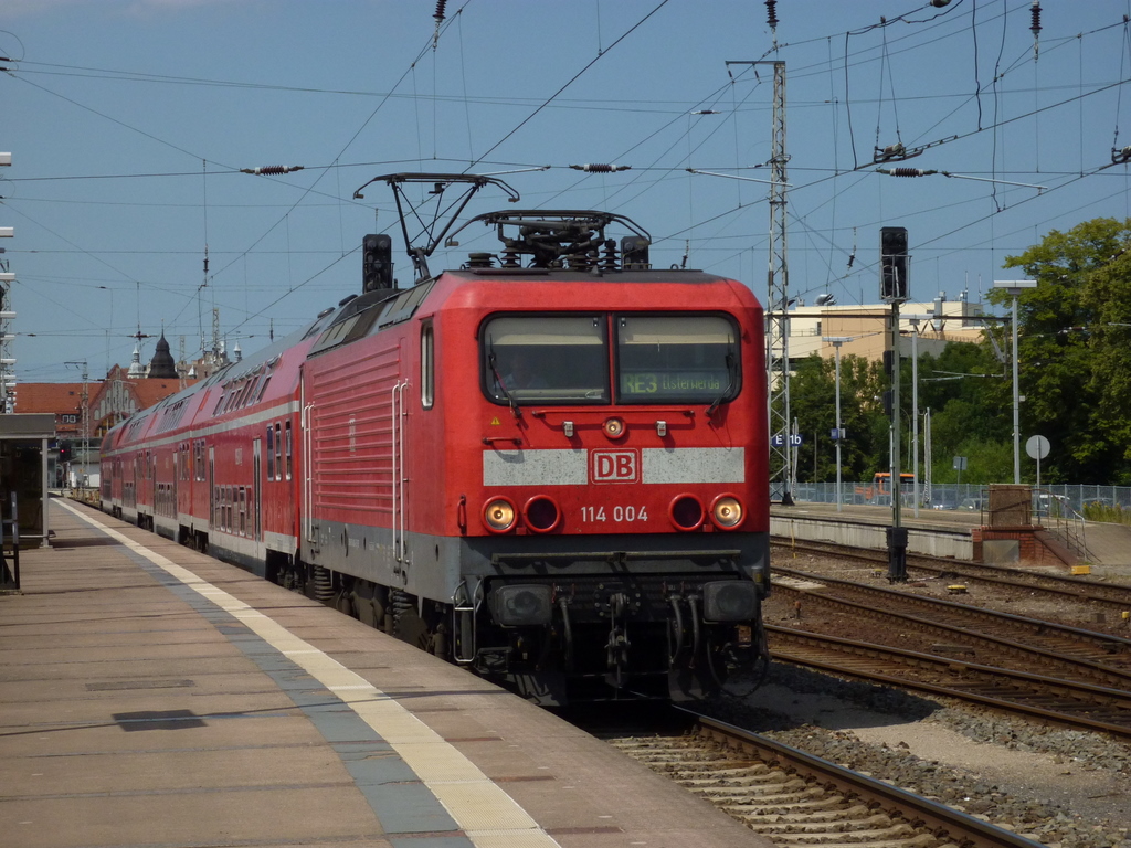 114 004 mit RE 3 nach Elsterwerda am 19.07.10 in Stralsund