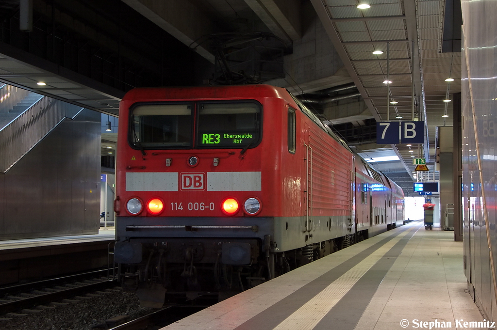 114 006-0 mit dem RE3 (RE 18378) von Berlin Sdkreuz nach Eberswalde Hbf in Berlin Sdkreuz. 22.10.2012