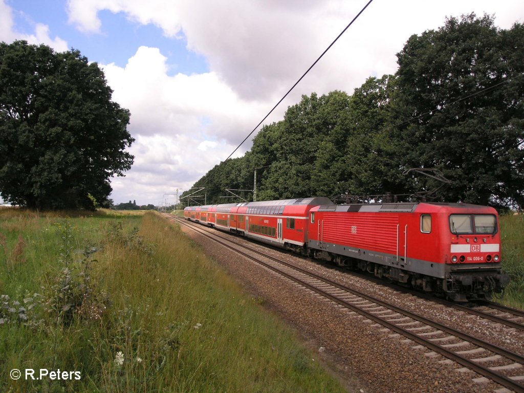 114 006-0 schiebt bei Jacobsdorf(Markt) den RE1 Magdeburg Buckau.17.07.08