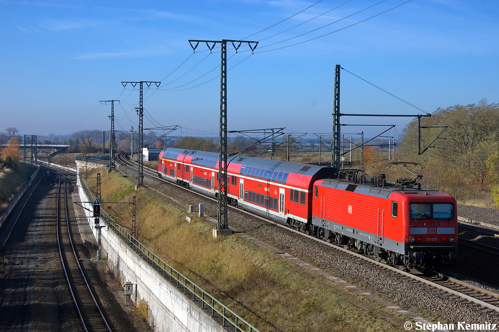 114 007 mit dem RE20 (RE 17706) von Halle(Saale)Hbf nach Uelzen in Stendal(Wahrburg). 13.11.2012