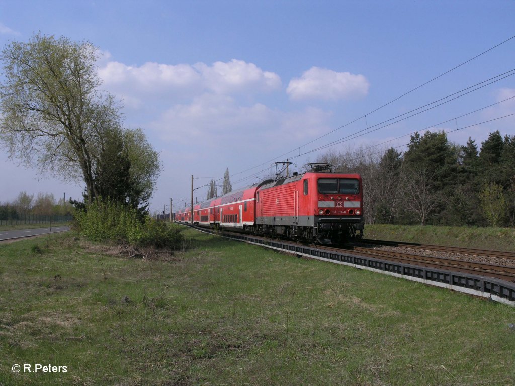 114 013-6 erreicht gleich Eisenhttenstadt als RE 18117 Eisenhttenstadt 18.04.11
