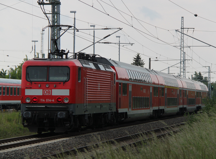 114 014-4 mit RE5 von Rostock Hbf nach Berlin-Sdkreuz bei der Ausfahrt im Rostocker Hbf(29.05.2011)