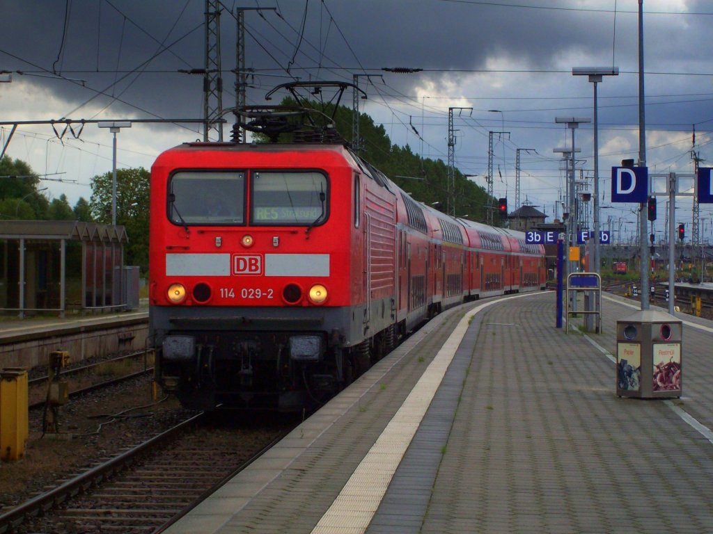 114 029-2 mit RE5 in Stralsund am 25.07.09