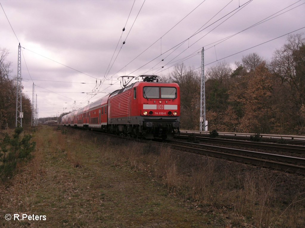 114 030-0 zieht bei Berlin Friedrichshagen ein RE1 Frankfurt/Oder. 19.03.08