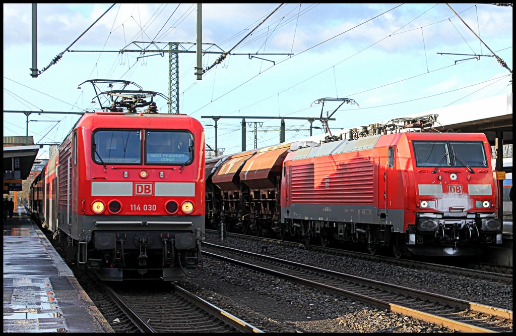 114 030 als RE50 nach Frankfurt und 189 061 mit Gterzug am 05.02.13 in Fulda