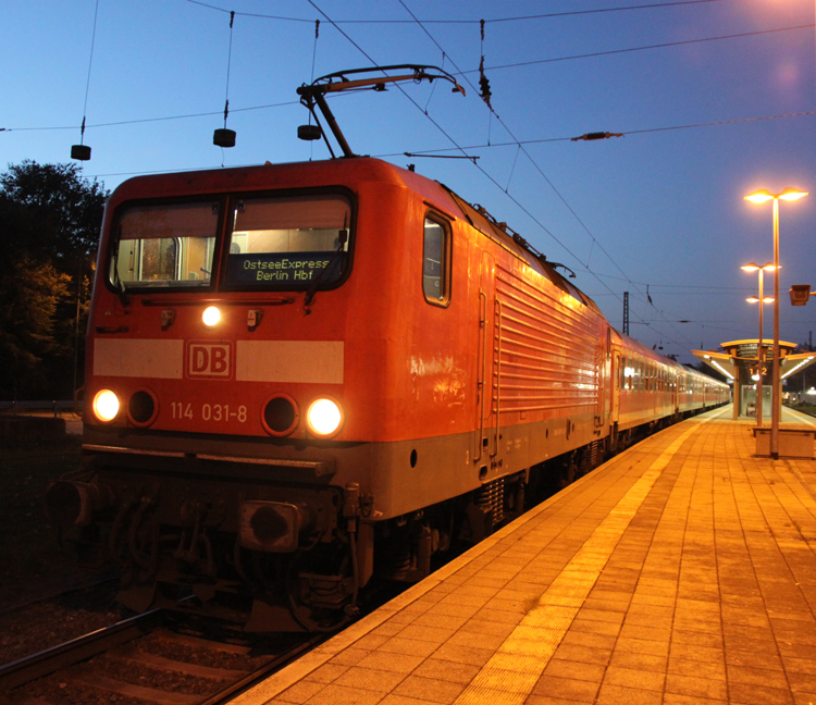 114 031-8 mit RE 18591 von Warnemnde nach Berlin Hbf kurz vor der Abfahrt um 19.03 Uhr.23.10.2011