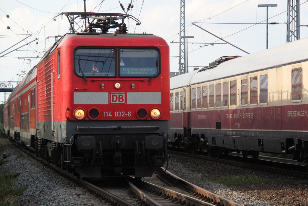 114 032-6 mit RE 18591 von Warnemnde nach Berlin Hbf(tief)bei der Durfahrt in Rostock Bramow neben an fuhr noch der TEE vorbei.25.08.2012