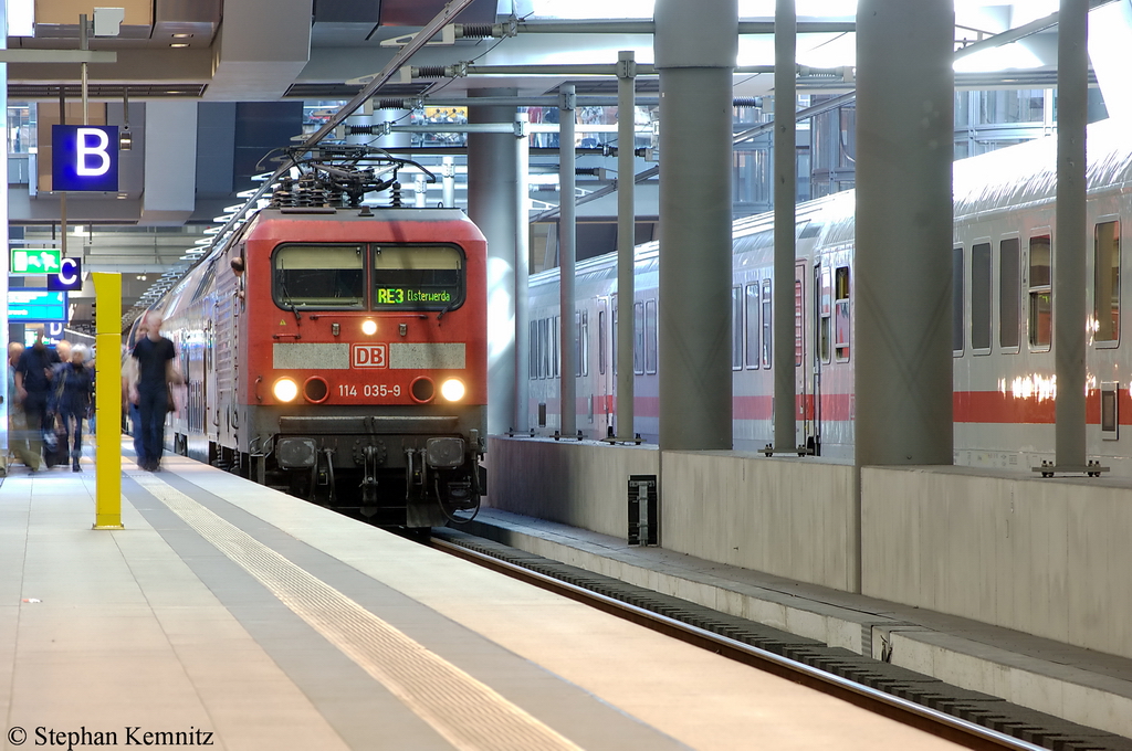 114 035-9 mit dem RE3 (RE 18311) von Stralsund Hbf nach Elsterwerda im Berliner Hbf(tief). 06.10.2011