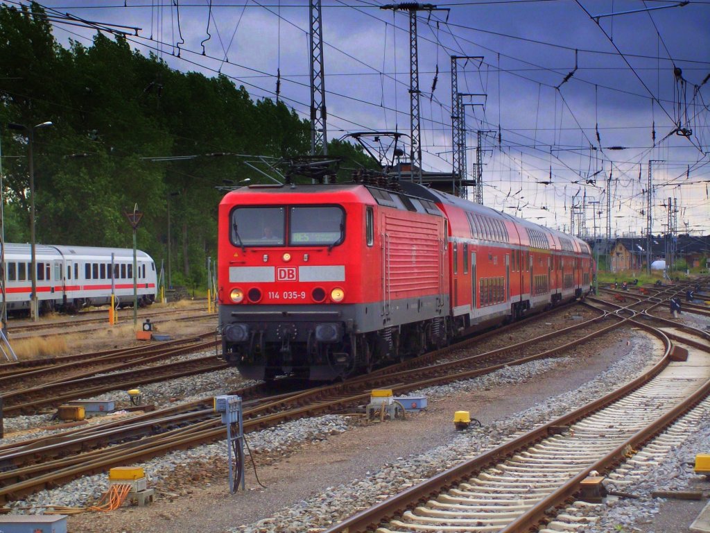 114 035-9 mit RE in Stralsund am 25.07.09