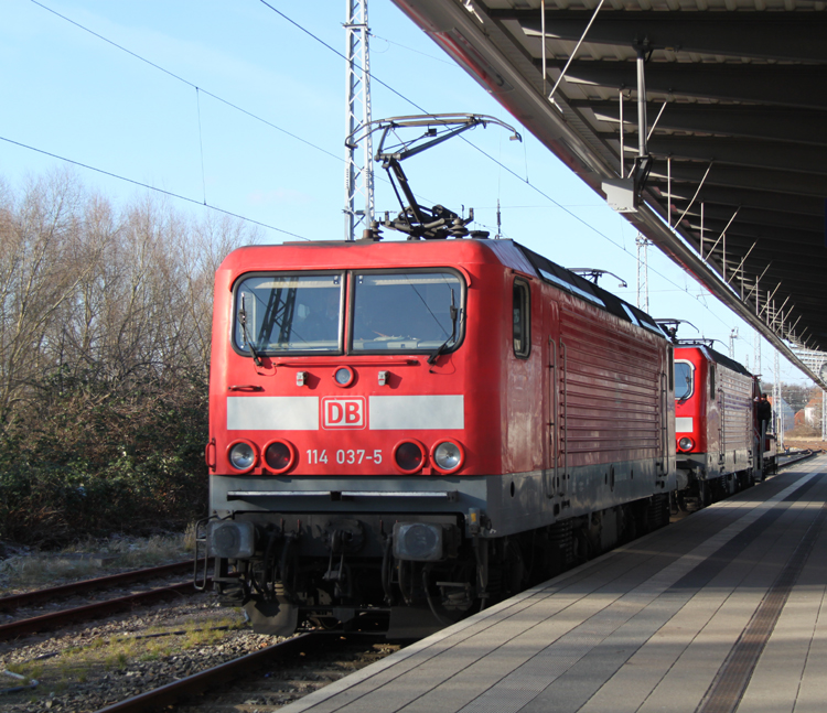 114 037-5 im Hintergrund kommt 143 250-9 mit Generator Probleme die Fuhre ging erstmal nach Berlin 143 250-9 wird weiter nach Cottbus berfhrt.Rostock Hbf 24.01.2012