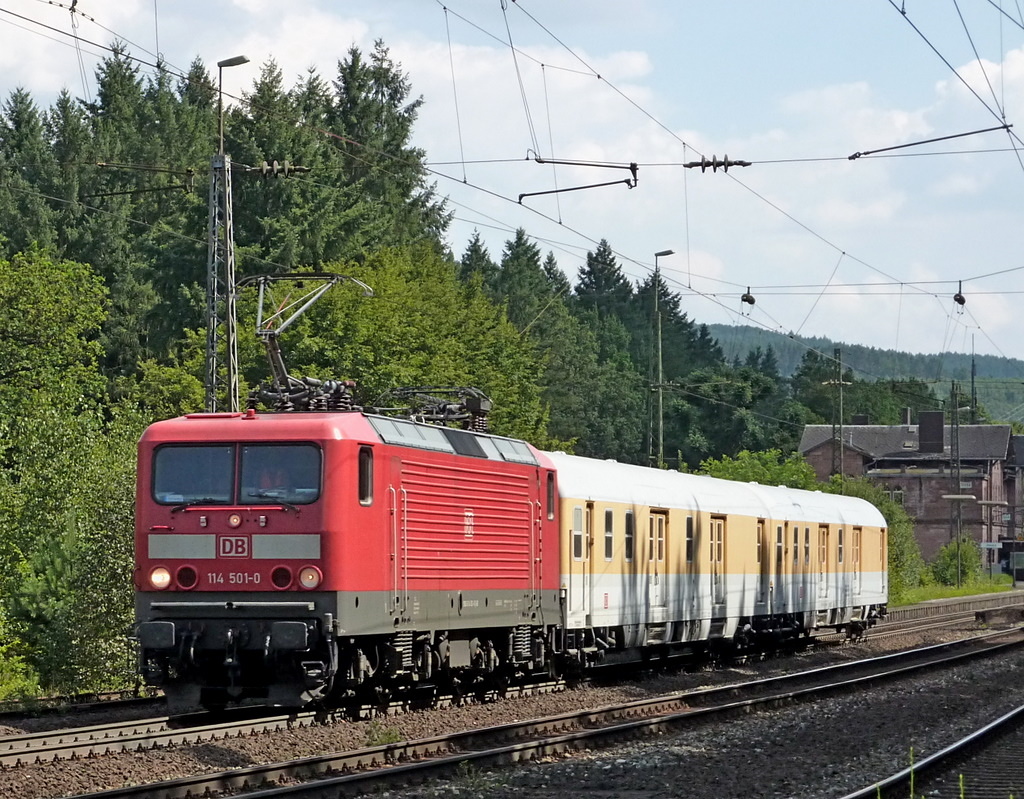 114 501-0 mit 2 Messwagen am 10.08.10 in Jossa