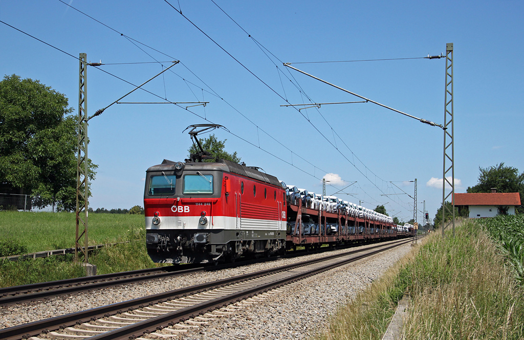 1144 245 mit einem VW-Neuwagentransport bei Hilperting zwischen Mnchen und Rosenheim am 22.6.2011.