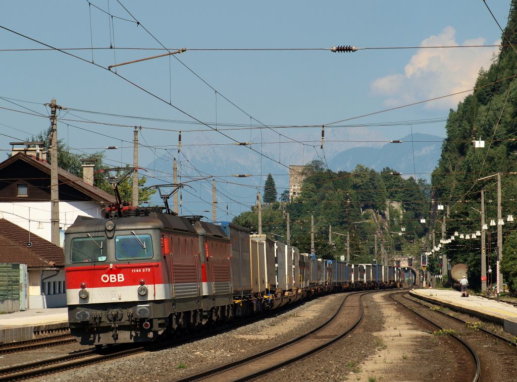 1144 273 und 1144 152 fuhren mit einem KLV-Zug durch Brixlegg.