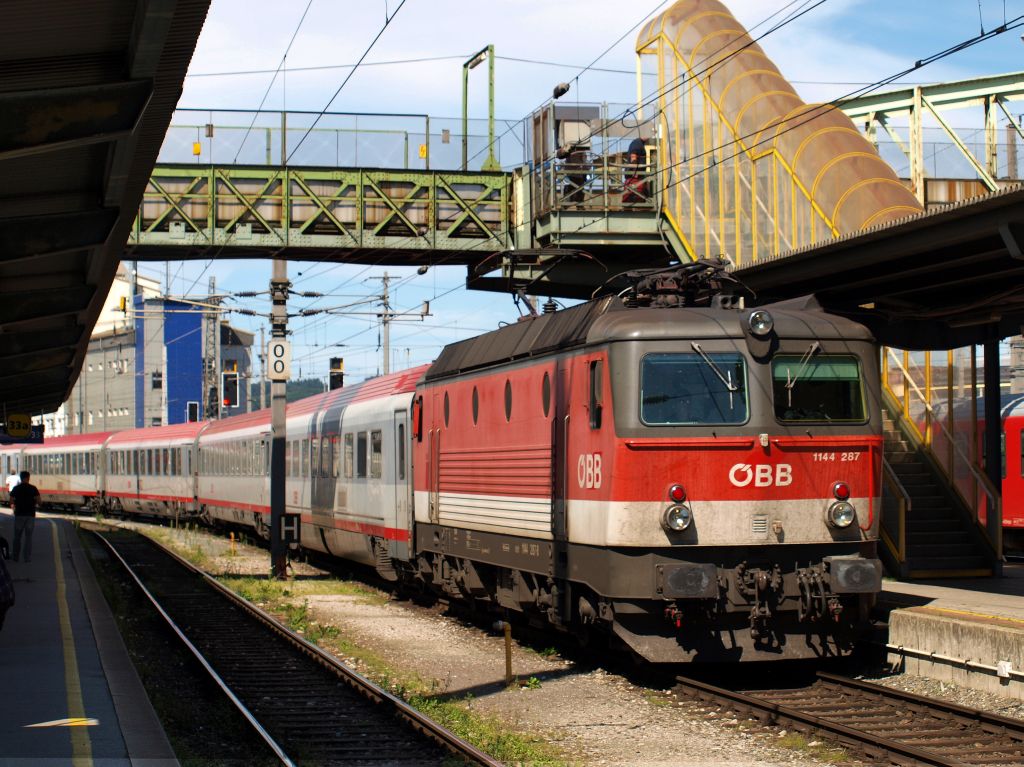 1144 287 rollte mit dem OIC 691 nach Wien Westbahnhof in den Salzburger Hbf ein.