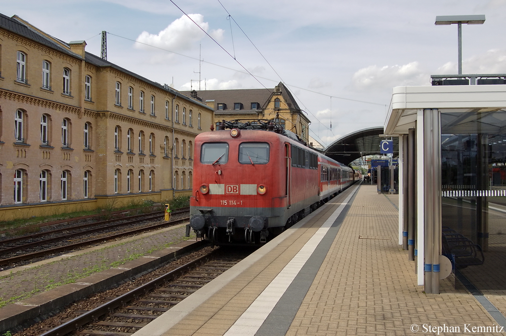 115 114-1 mit dem PbZ-D 2469 vermute ich von Leipzig Hbf nach M-Pasing Bbf in Haale(Saale) Hbf. In diesem Pbz sind paar IC-Waggons, ein n-Wagen, ein IC-Steuerwagen. ein Dostos Mittelwagen, die 113 309 und am Zugende die zwei 111er 19.07.2011