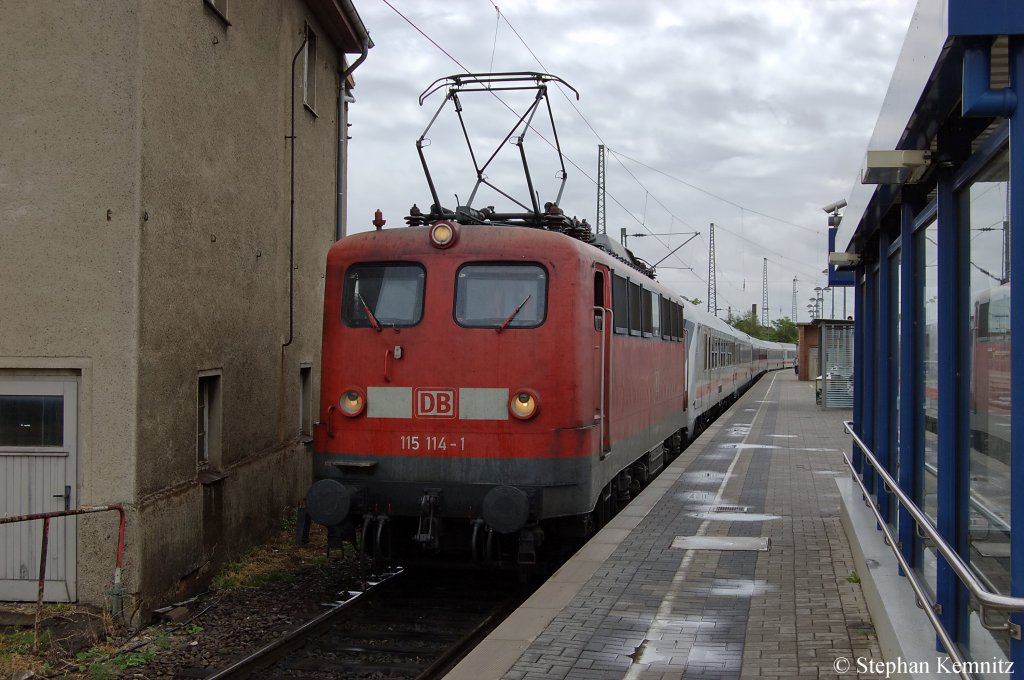 115 114-1 mit dem vermute ich PbZ-D 2466 von Leipzig Hbf nach Berlin-Rummelsburg. Am Zugende hing noch die 111 214-3. 21.06.2011