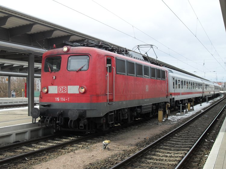 115 114 steht mit IC1809 von Rostock Hbf nach Kln Hbf im Rostocker Hbf.
(07.03.10)