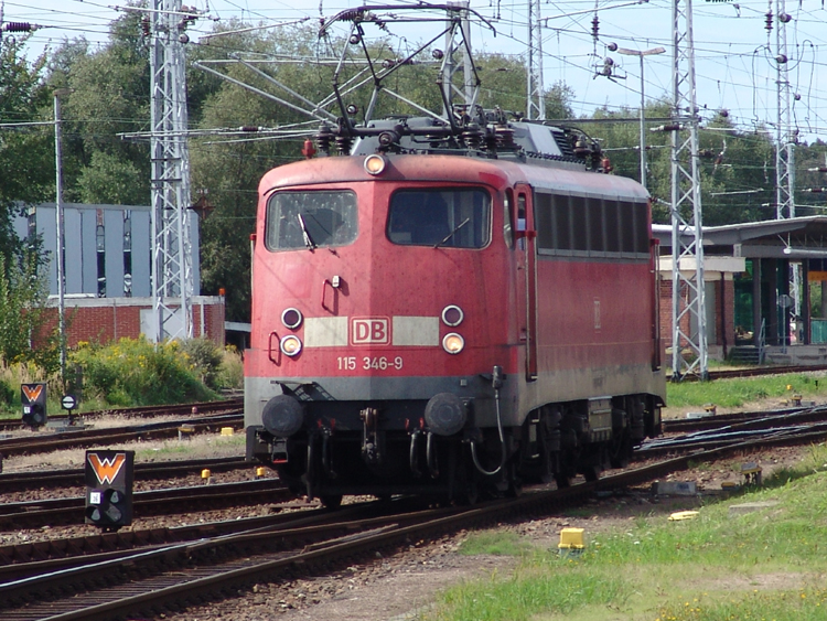 115 346-9 kurz nach der Ankunft aus Stralsund,hier war sie gerade am Rangieren im Rostocker Hbf.(03.09.10)