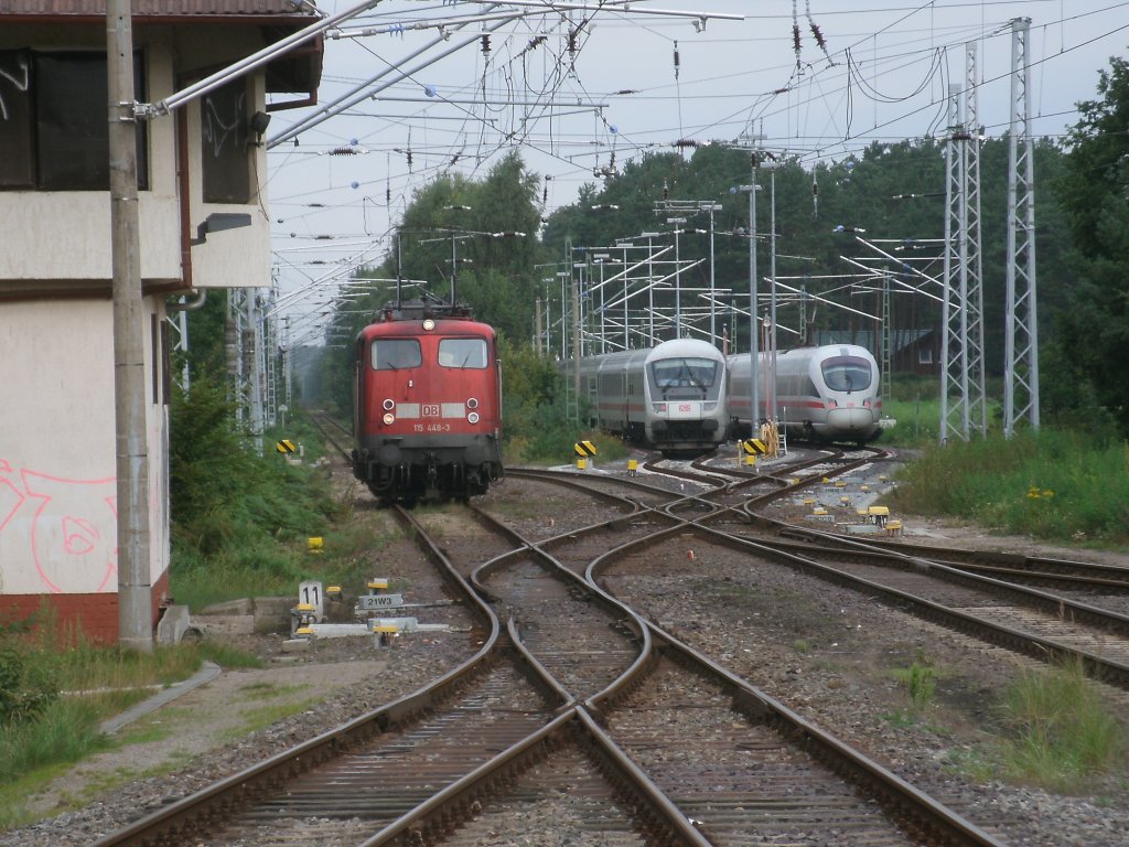 115 448,abgestellter IC 2213 Binz-Stuttgart und ICE 411 066 am 27.August 2011 in Binz.