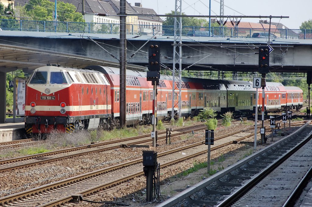 119 158-4 mit dem ILA-Shuttle 6x DBuza und einem Steuerwagen Bauart Wittenberge als (RB 28246) von Berlin-Lichtenberg zum ILA Bahnhof. 08.06.2010