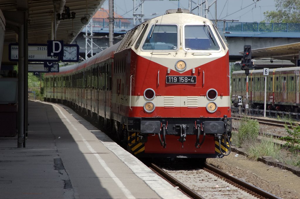 119 158-4 mit dem ILA-Shuttle, bestehend aus 3x Bnrz 3x ABnrz und einen Bnrbdzf, fhrt als (RB 28255) in den Bahnhof Berlin-Lichtenberg ein. 11.06.2010