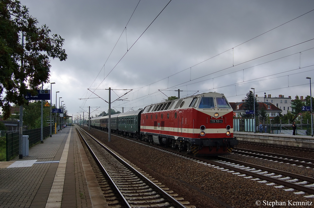 119 158-4 mit dem Sonderzug zur 21. Hanse-Sail in Rostock/Warnemnde. Hier bei der Durchfahrt in Falkensee. 13.08.2011