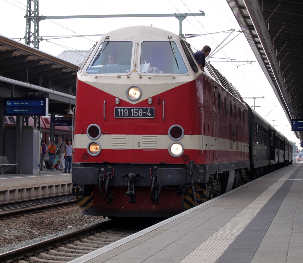 119 158-4 mit Sonderzug von Berlin-Schneweide nach Warnemnde kurz vor der Ausfahrt im Rostocker Hbf.10.08.2013