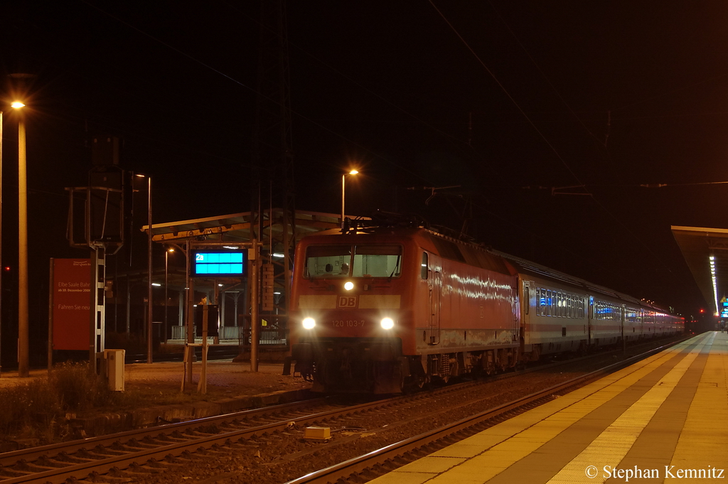 120 103-7 mit dem IC 147 von Schiphol (Airport) nach Berlin Ostbahnhof in Stendal. 01.11.2011