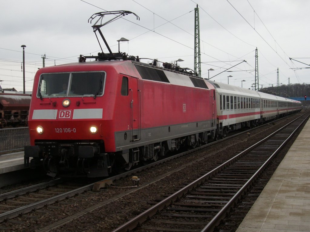 120 106 bespannte am 28.Mrz 2010 den IC Binz-Berlin Sdkreuz als Dieser in Bergen/Rgen hielt.