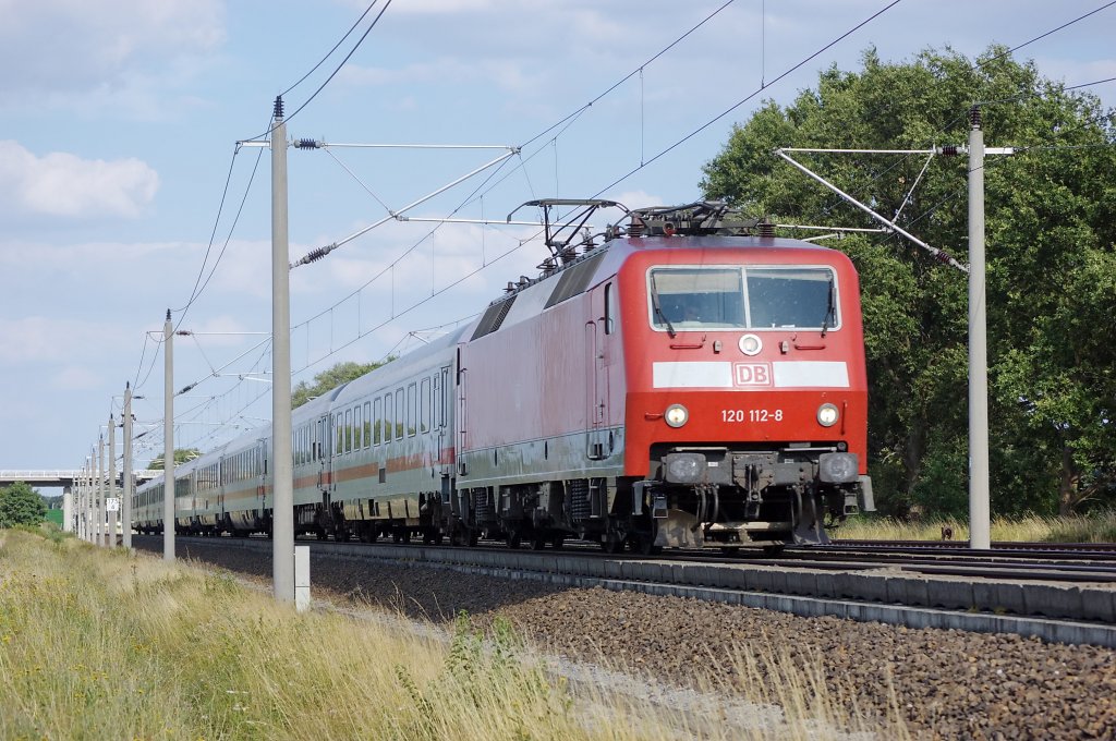 120 112-8 mit dem IC 140 Schiphol (Airport) zwischen Growudicke und Rathenow. 31.07.2010